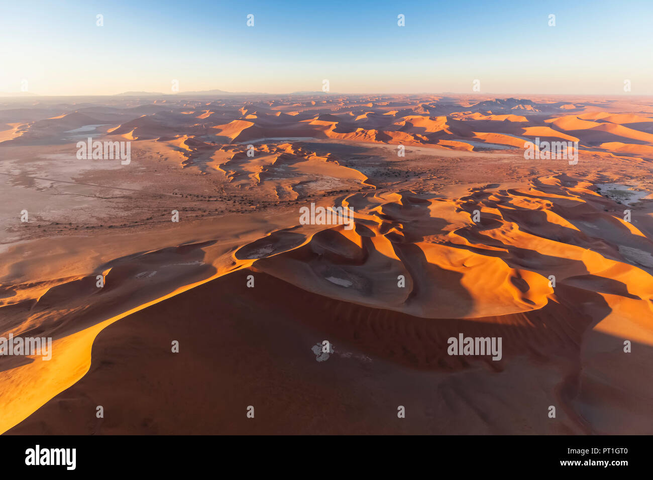 Afrika, Namibia, die Wüste Namib, Namib-Naukluft-Nationalpark, Luftaufnahme von Dünen der Wüste im Morgenlicht Stockfoto