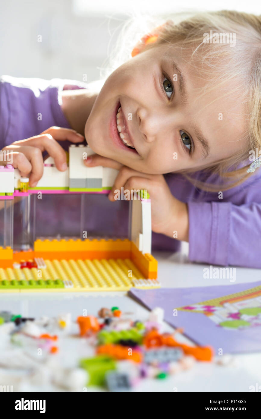 Portrait von glücklichen kleinen Mädchen spielen mit Bauklötzen Stockfoto