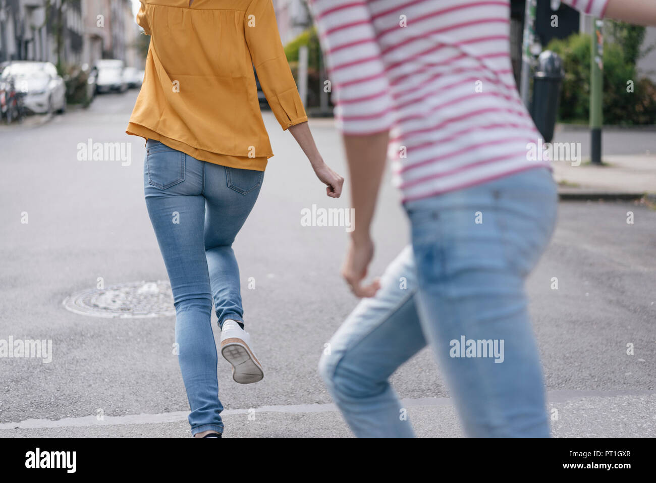 Zwei Freundinnen Spaß in der Stadt, laufen Stockfoto