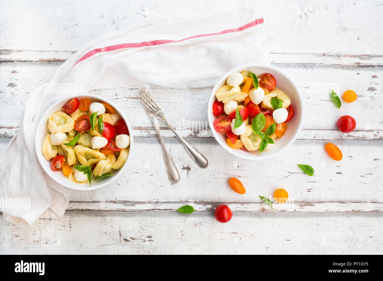 Tortellini Salat mit Tomaten, Mozzarella und Basilikum Stockfoto