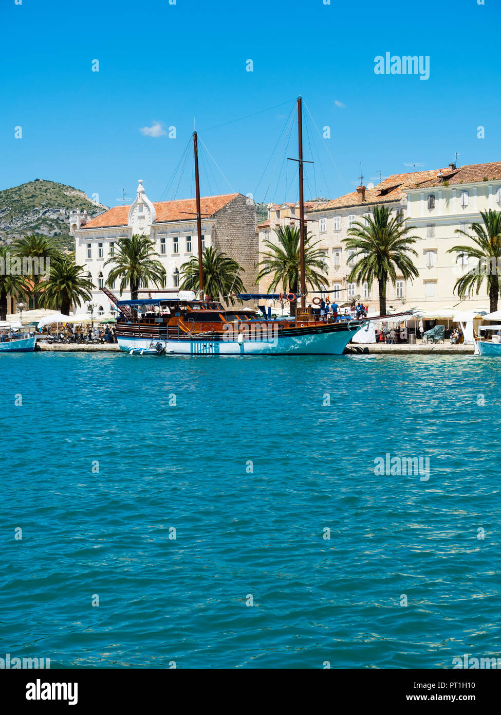 Kroatien, Adriaküste, Dalmatien, Region Split, Altstadt Trogir, UNESCO Weltkulturerbe, Segelschiff an der Uferpromenade Riva Stockfoto
