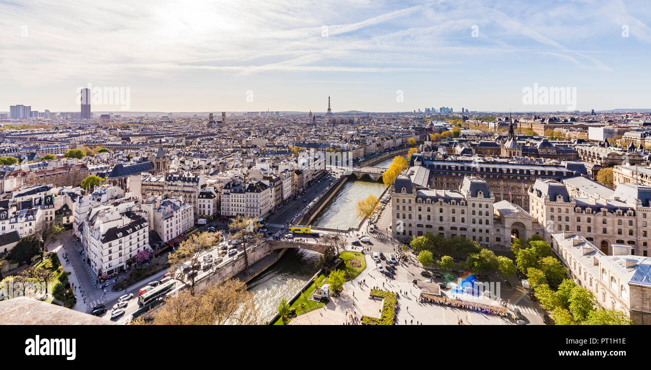 Frankreich, Paris, Stadtzentrum mit Eiffelturm und Tour Montparnasse im Hintergrund Stockfoto