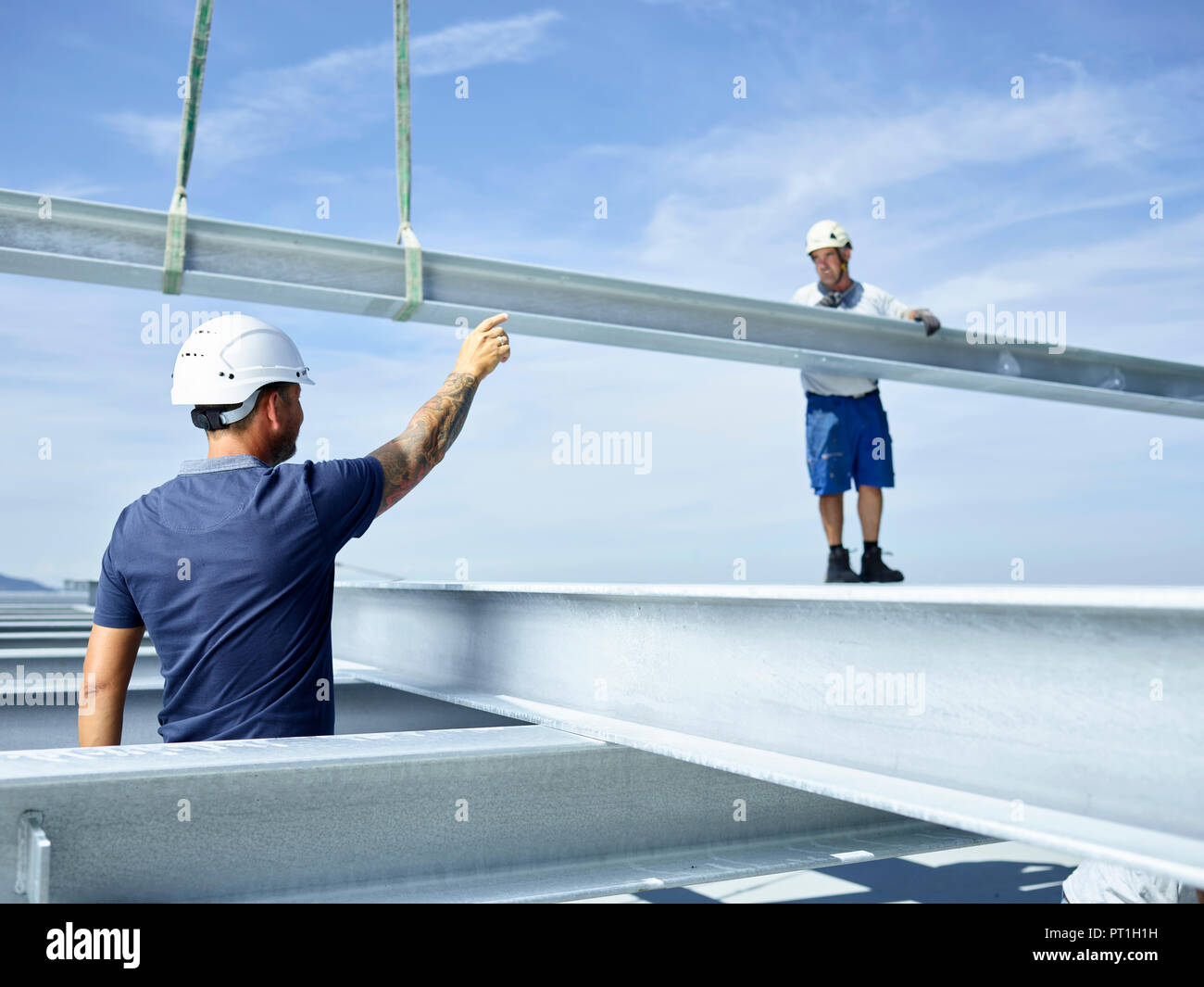 Arbeiter auf der Baustelle stehen auf Stahlträger, Anweisungen von führen Arbeitnehmer Stockfoto