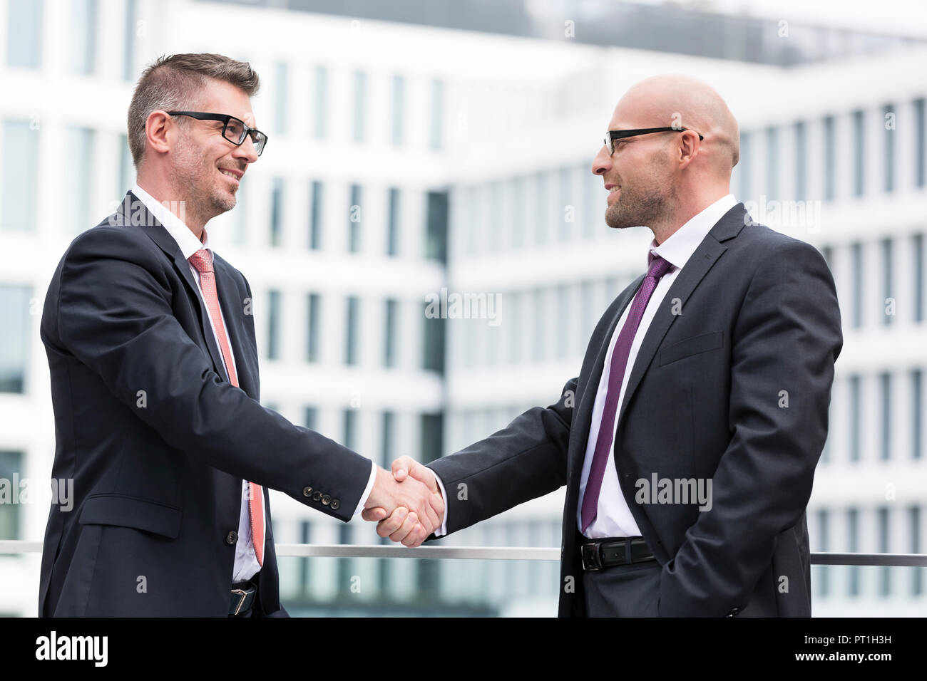 Polen, Warzawa, zwei Geschäftsleute Händeschütteln Stockfoto