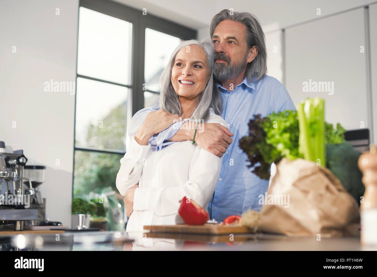 Gerne älteres Paar, die Zubereitung von Speisen in der Küche Stockfoto