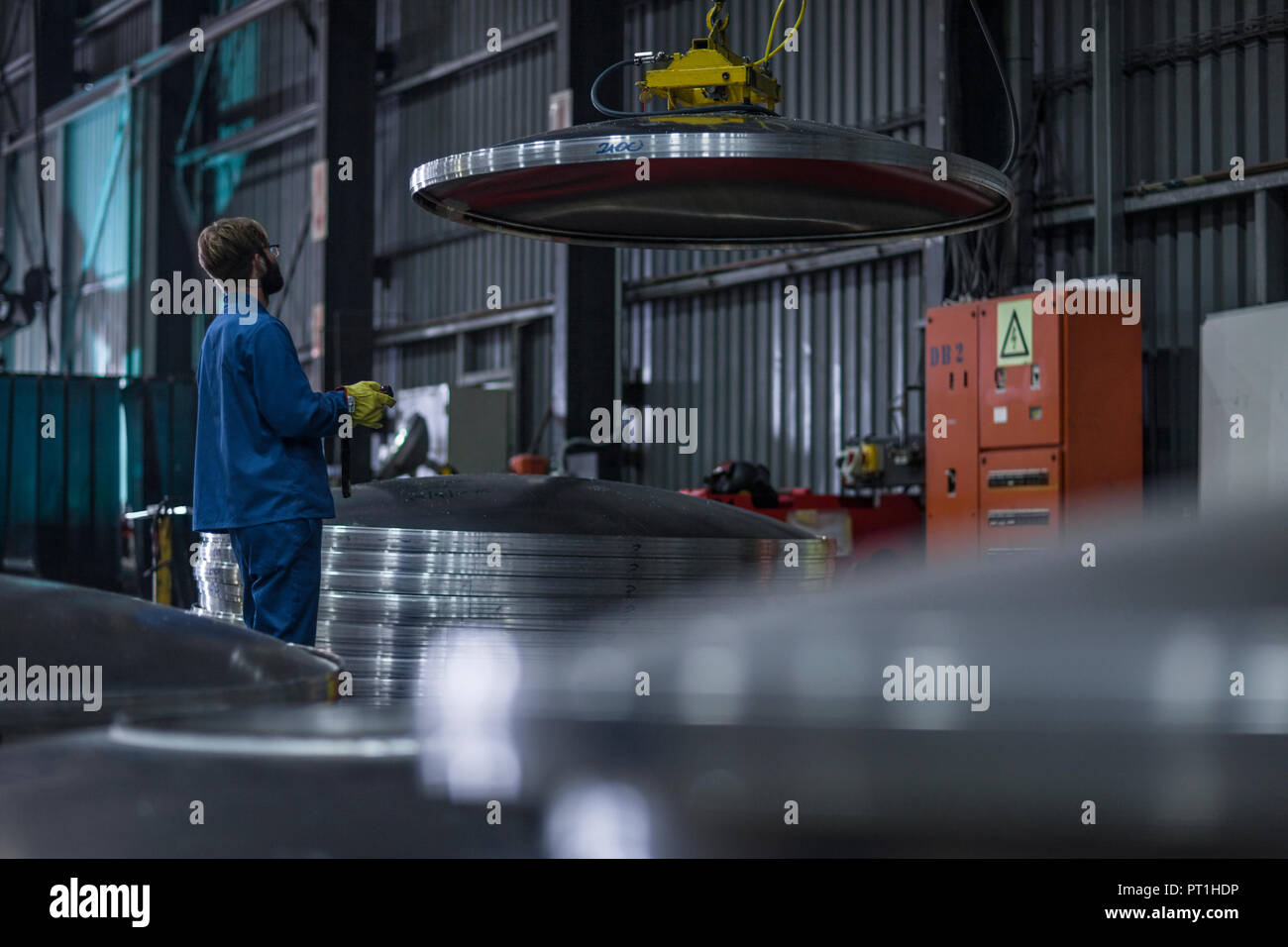 Arbeitnehmer in Stahlwerk arbeiten Stockfoto