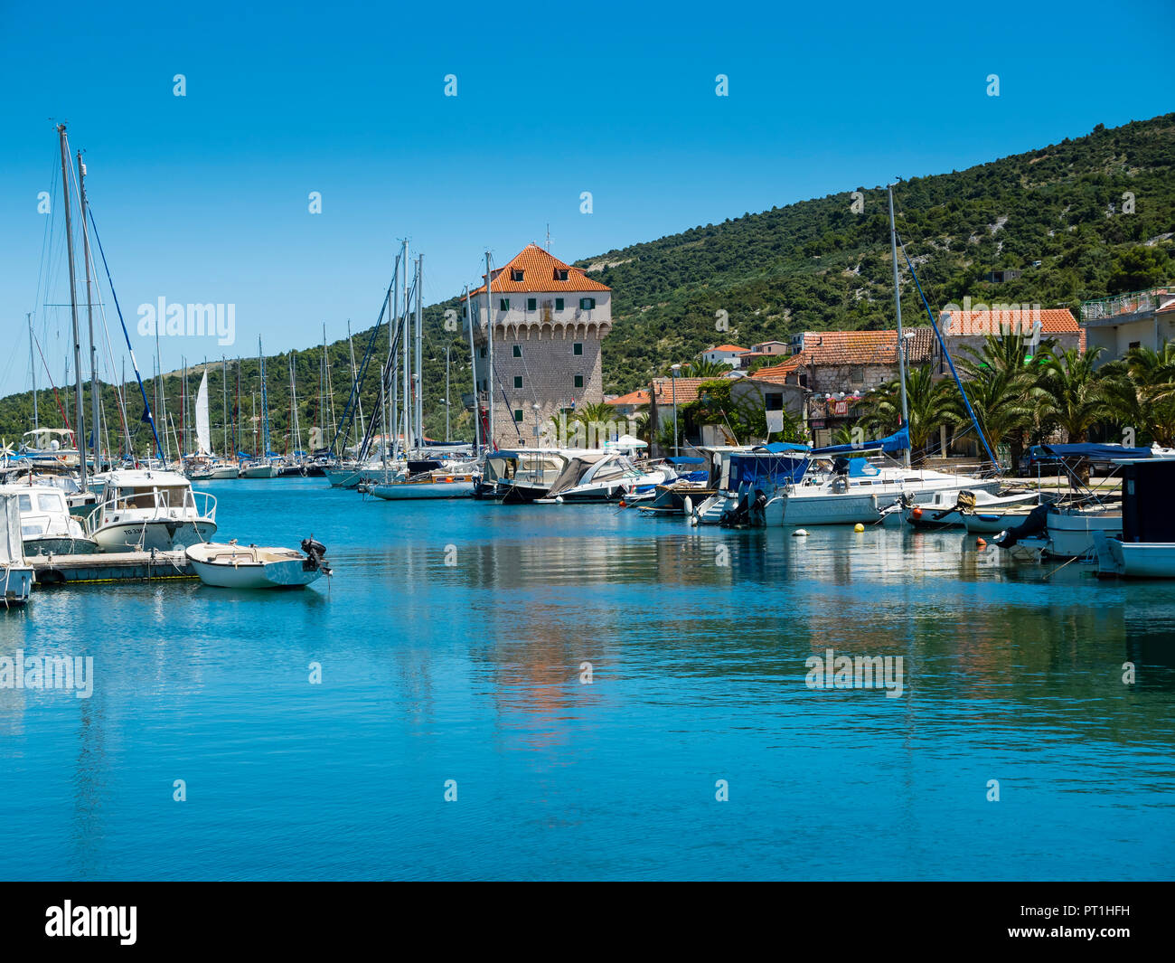 Kroatien, Dalmatien, Adria, Fischerdorf Marina Bay mit Segelbooten Stockfoto