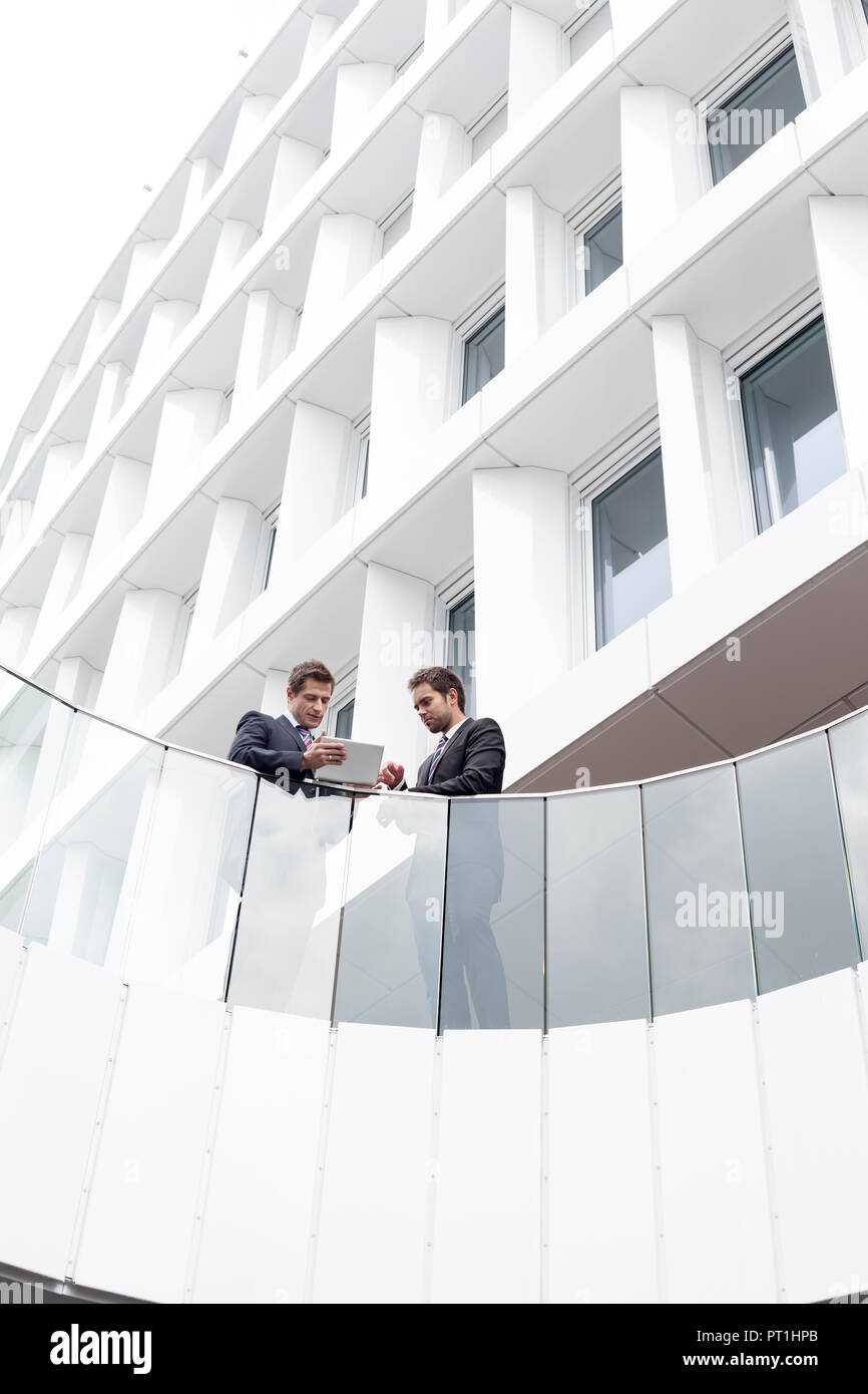 Polen, Warzawa, zwei Geschäftsleute mit Tablet Computer stand vor hotel Stockfoto