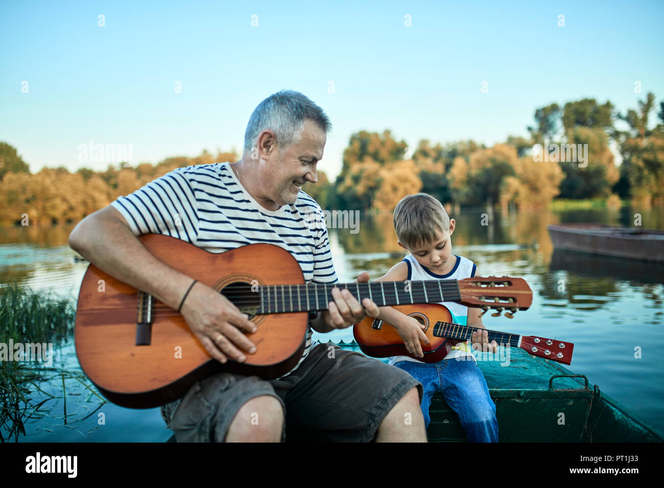 Großvater lehre Enkel Gitarre spielen Stockfoto