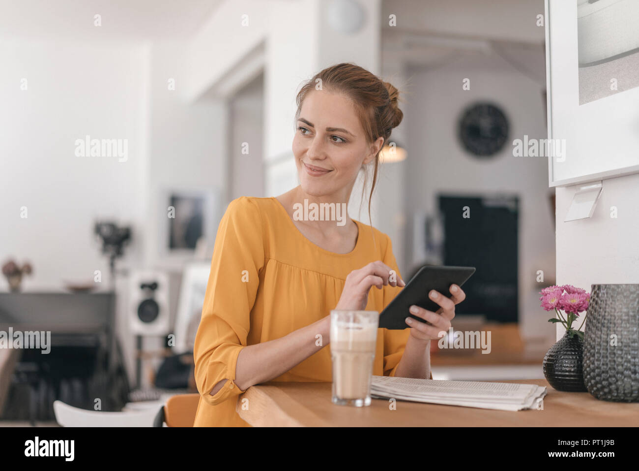 Junge Frau in Coworking Space, mit digitalen Tablet Stockfoto