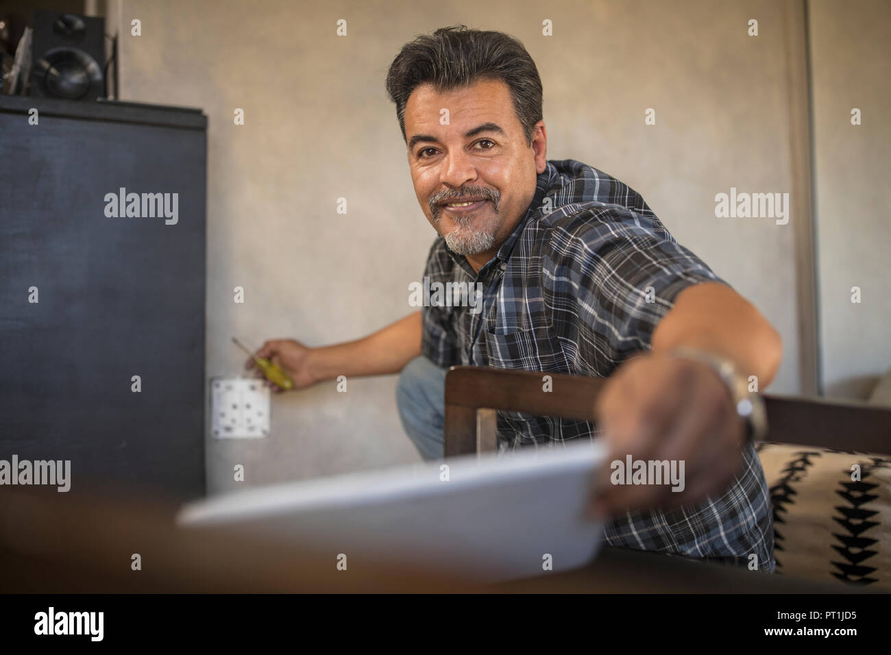 Portrait von Inhalten Heimwerker mit Tablet Stockfoto