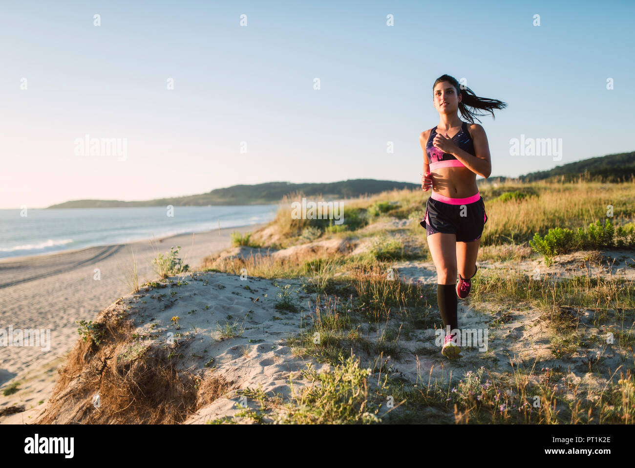 Junge Sportlerin Ausbildung an der Küste, Joggen Stockfoto