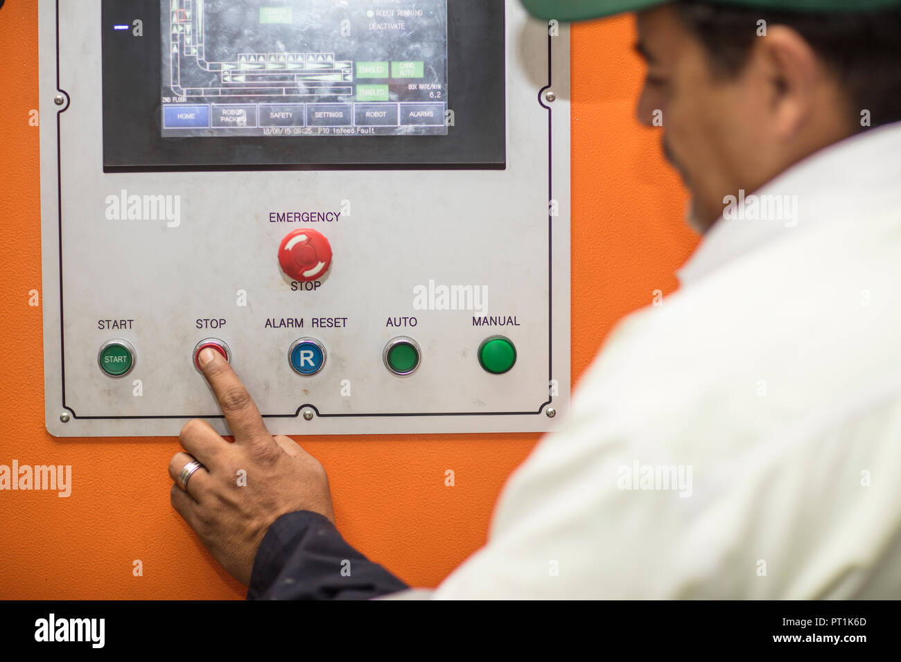 Arbeitnehmer über die Systemsteuerung Stockfoto