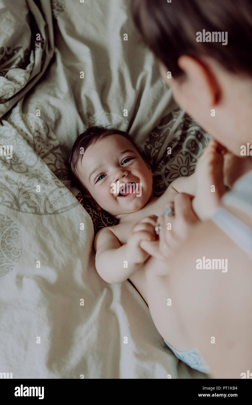 Mutter kuscheln mit ihrem Baby Sohn Stockfoto