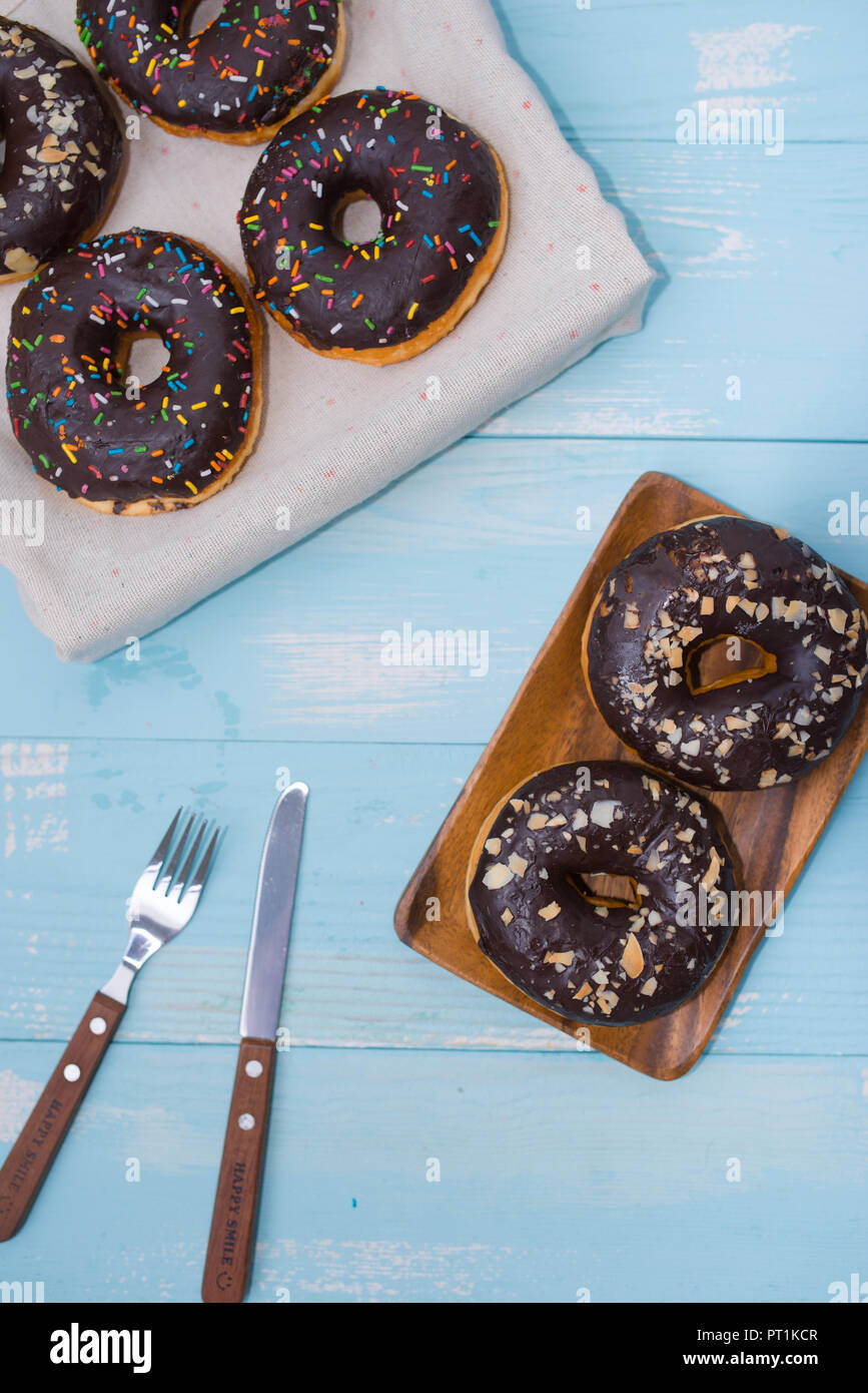 Gebackene Schokolade Donuts mit Schokoladenglasur bestreichen. Toning. selektive Fokus Stockfoto