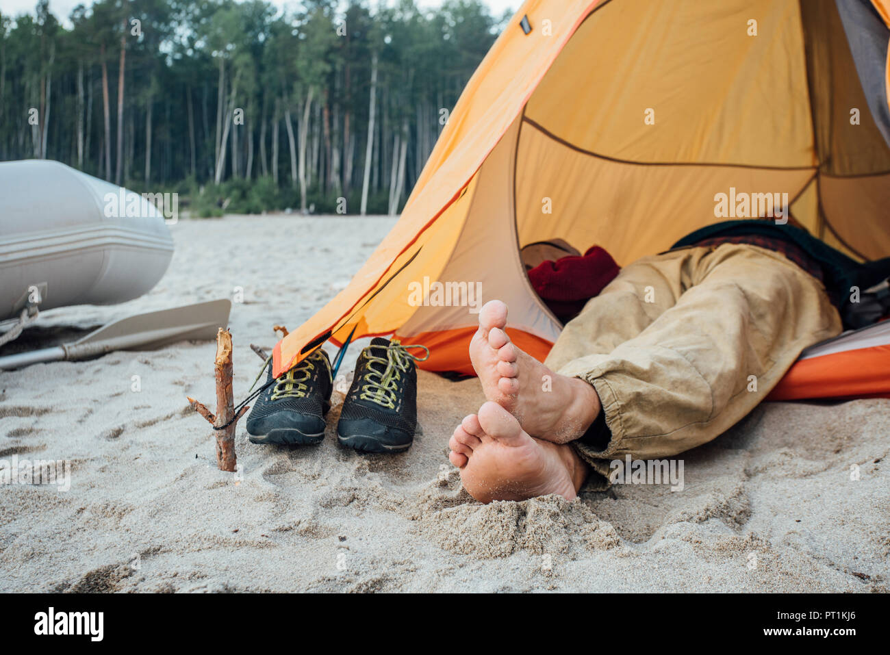 Mann liegen im Zelt am Strand Stockfoto