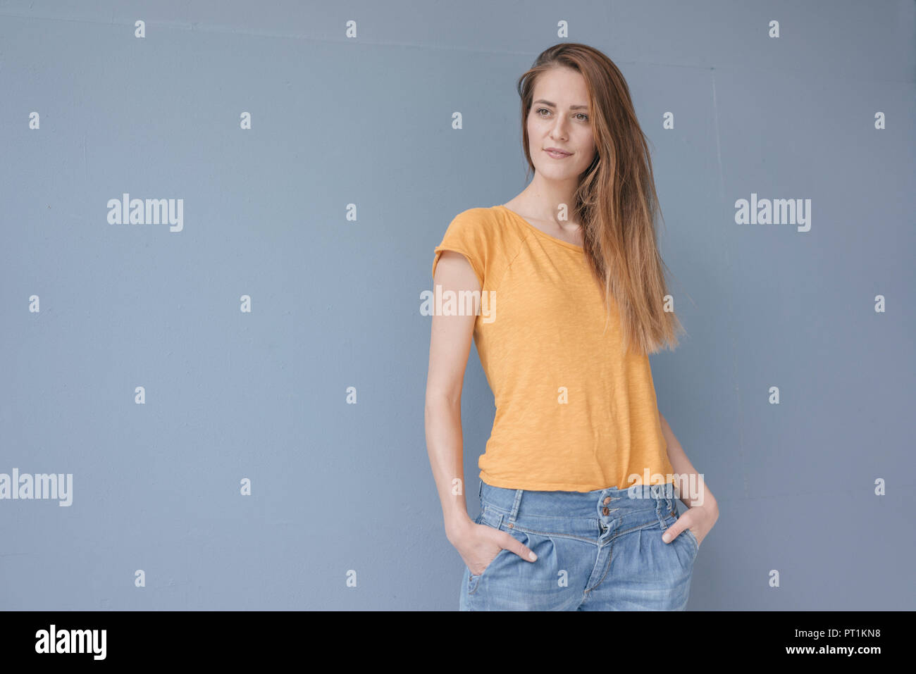 Portrait einer hübschen frau mit Händen in den Taschen Stockfoto