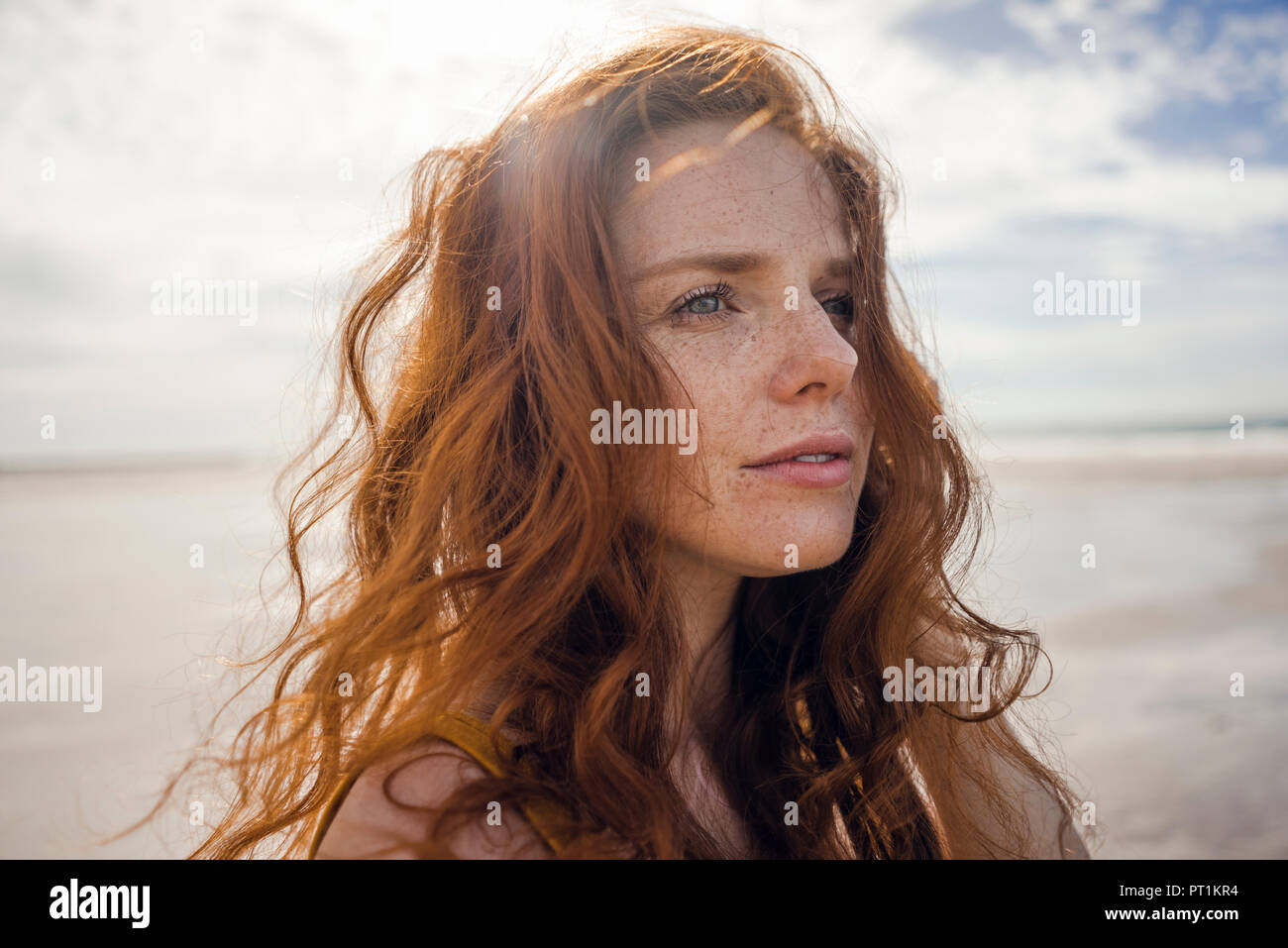 Bildnis eines rothaarigen Frau am Strand Stockfoto