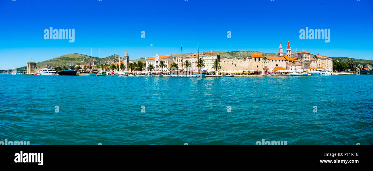 Kroatien, Adriaküste, Dalmatien, Region Split, Altstadt Trogir, UNESCO Weltkulturerbe, Segelschiff an der Uferpromenade Riva Stockfoto