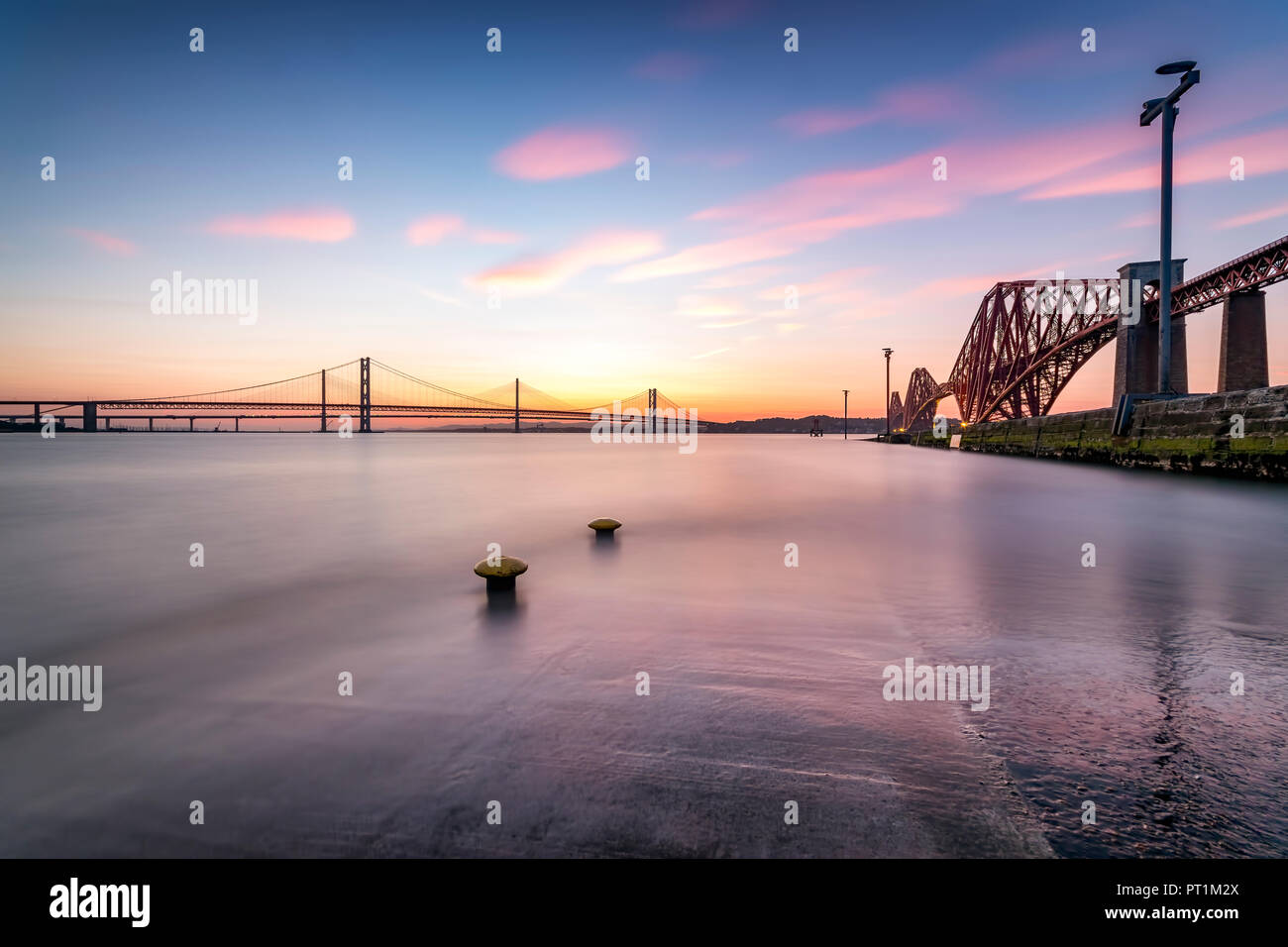 Grossbritannien, Schottland, Fife, Edinburgh, Firth-of-Forth Estuary, Ansicht von South Queensferry der Forth Bridge (Rail) (rechts) und Forth Road Bridge und Q Stockfoto