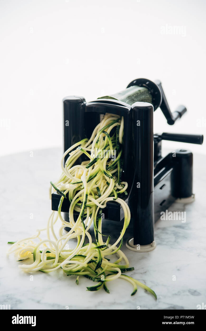 Die Zucchini Nudeln, zoodles, Spirale Gemüse Hobel Stockfoto