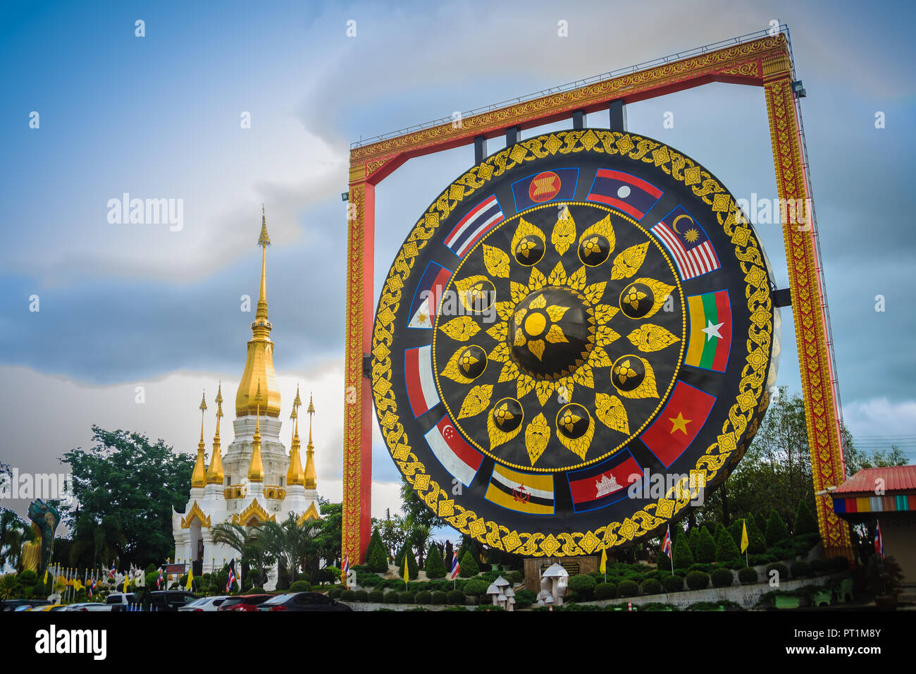 Schöne Buddhistische riesigen Gong mit südostasiatischen Flags in Wat Tham Khuha Sawan Tempel gemalt, Khong Chiam Bezirk, Provinz Ubon Ratchathani, Thail Stockfoto