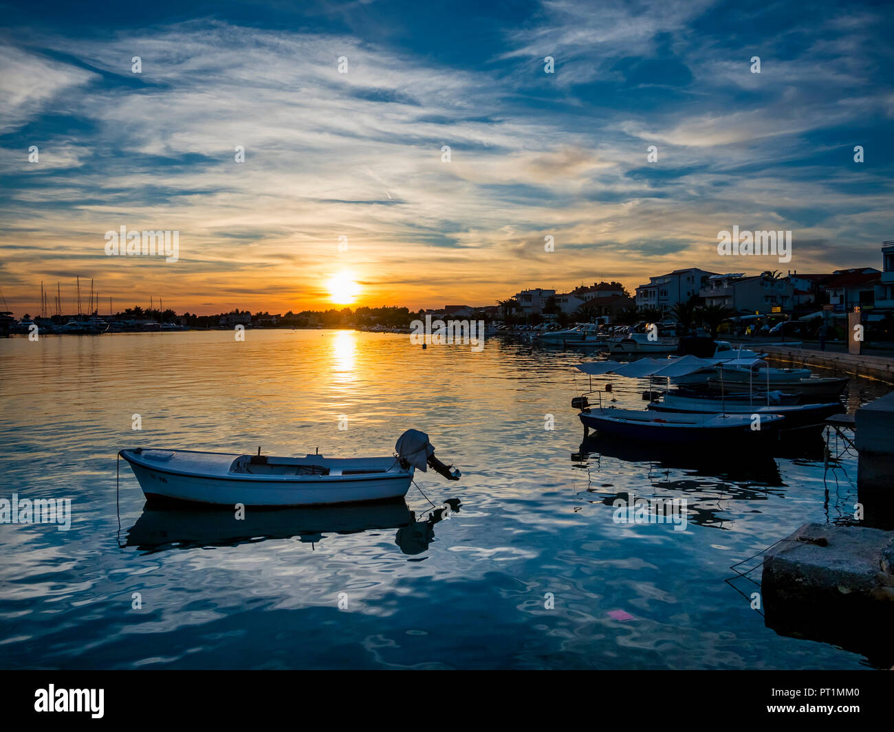 Kroatien, Dalmatien, Zadar, Bucht mit Marina und Boote im Vordergrund Stockfoto