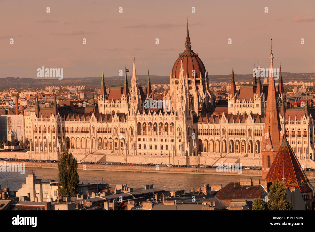 Blick von der Burg an das Parlament bei Sonnenuntergang, Pest, Budapest, Ungarn Stockfoto