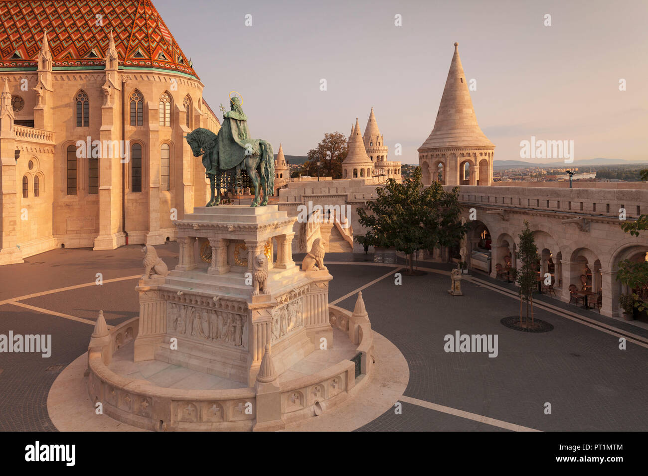 Reiterstandbild von König Stephan I., Matthias Kirche, Fisherman's Bastion an der Budaer Burg, Budapest, Ungarn Stockfoto