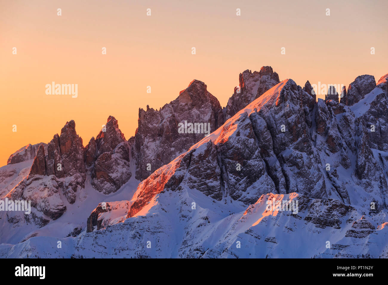 Das rote Licht der Sonnenaufgang auf dem Gipfel des Pale di San Martino, Col Margherita, San Pellegrino Pass, Dolomiten, Trentino, Italien, Stockfoto