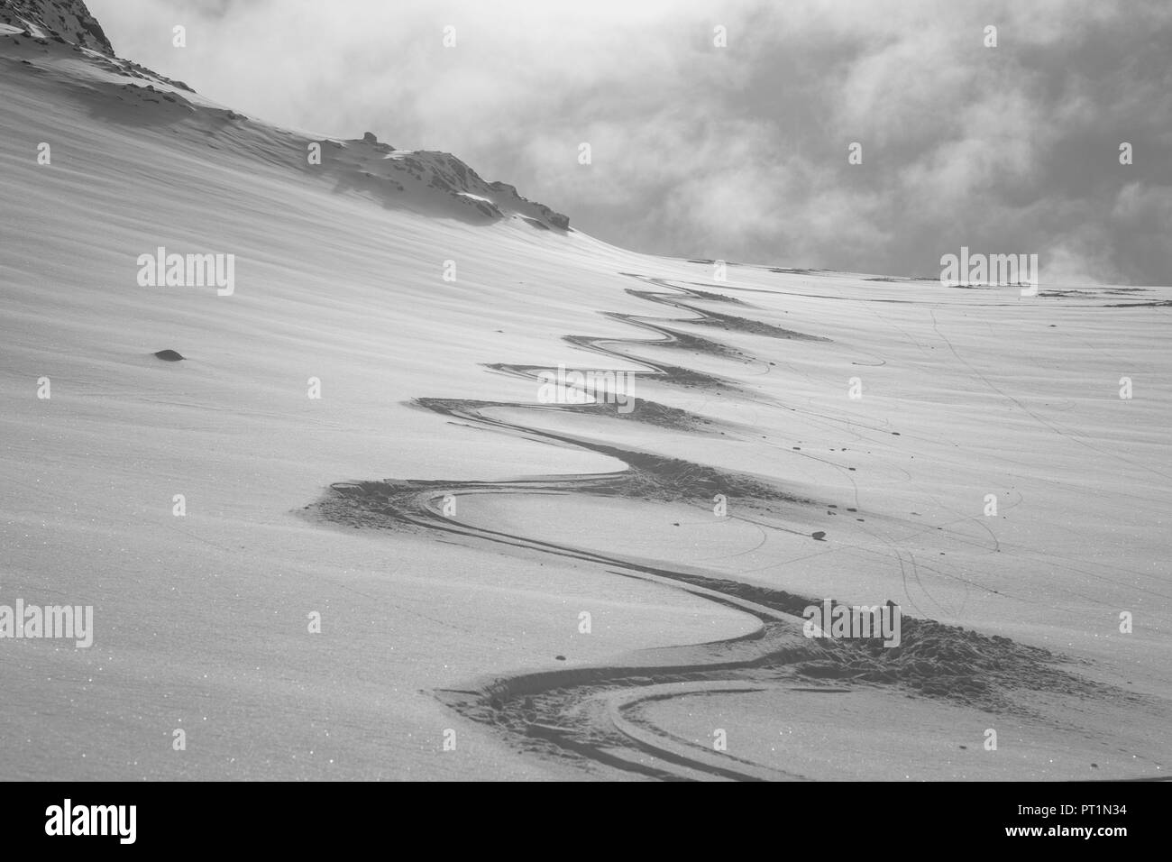 Skipisten in den Schnee, Savoretta Peak, Rezzalo Tal, Sondrio, Lombardei, Italien, Stockfoto