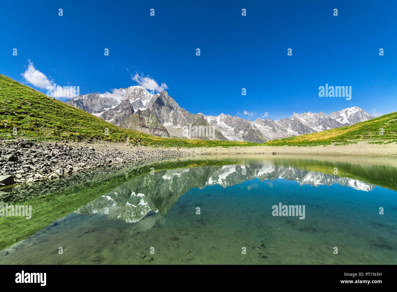 Das Mont Blanc Massiv in den Checrouit See während der Mont Blanc Wanderungen (veny Tal, Courmayeur, Provinz Aosta, Aostatal, Italien, Europa) Stockfoto