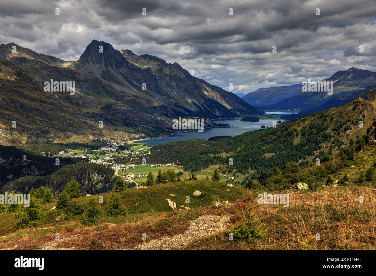 Maloja und Lej da segl See von Motta Salacina Viewpoint, Engadin, Kanton Graubünden, Schweiz, Europa Stockfoto