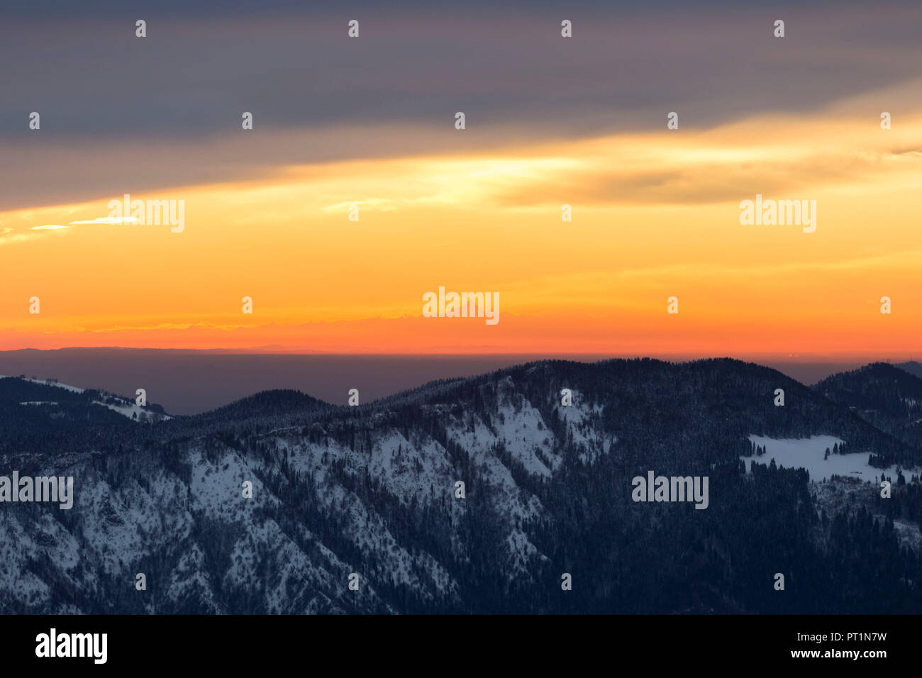 Blick auf den Monviso während eines Winters Sonnenuntergang von Monte Pora, Val Seriana, Bergamo, Lombardei, Italien, Stockfoto