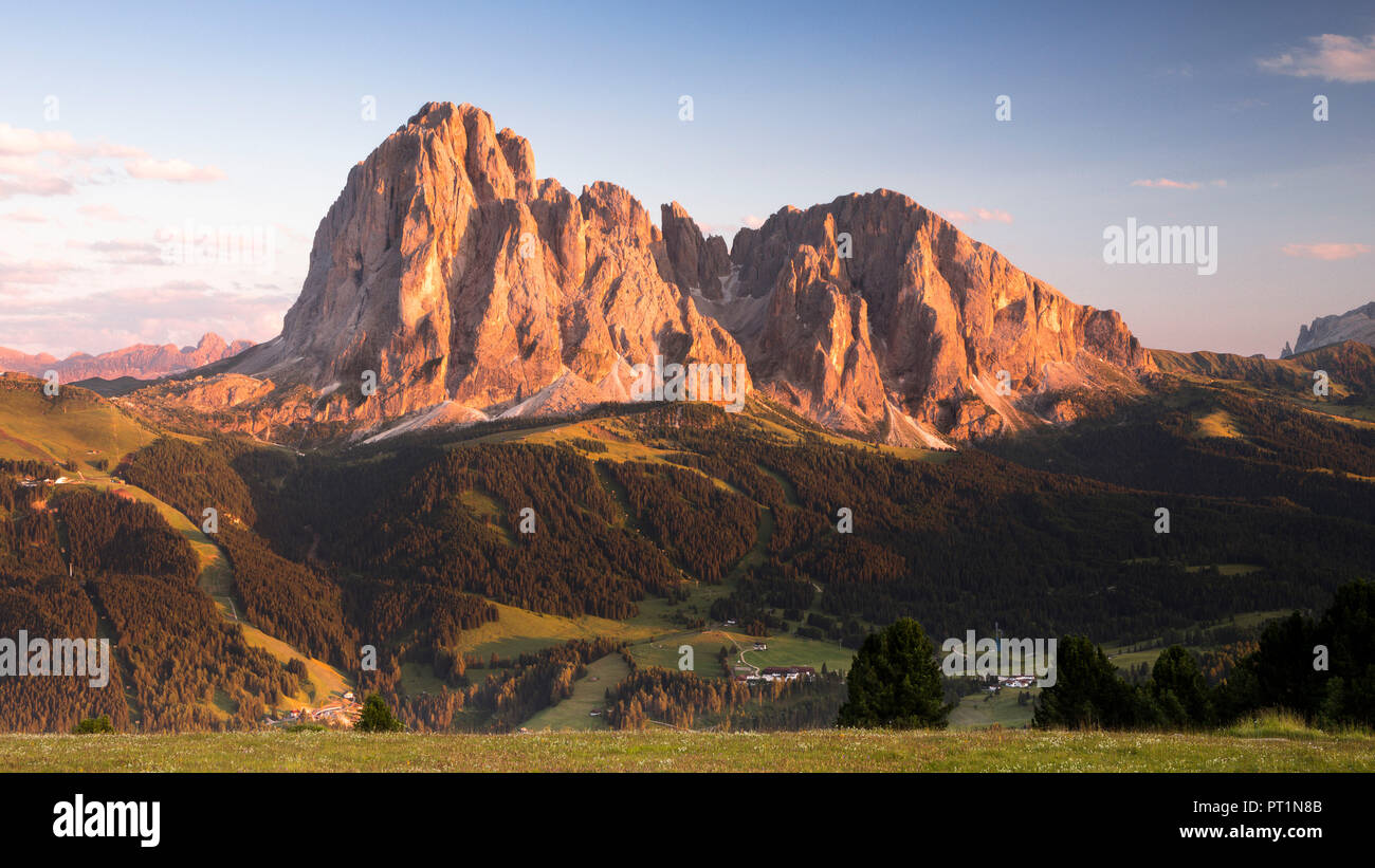 Sonnenuntergang auf den Langkofel und Plattkofel Gruppe in Gröden, Provinz Bozen, Südtirol, Trentino Alto Adige, Italien, Stockfoto