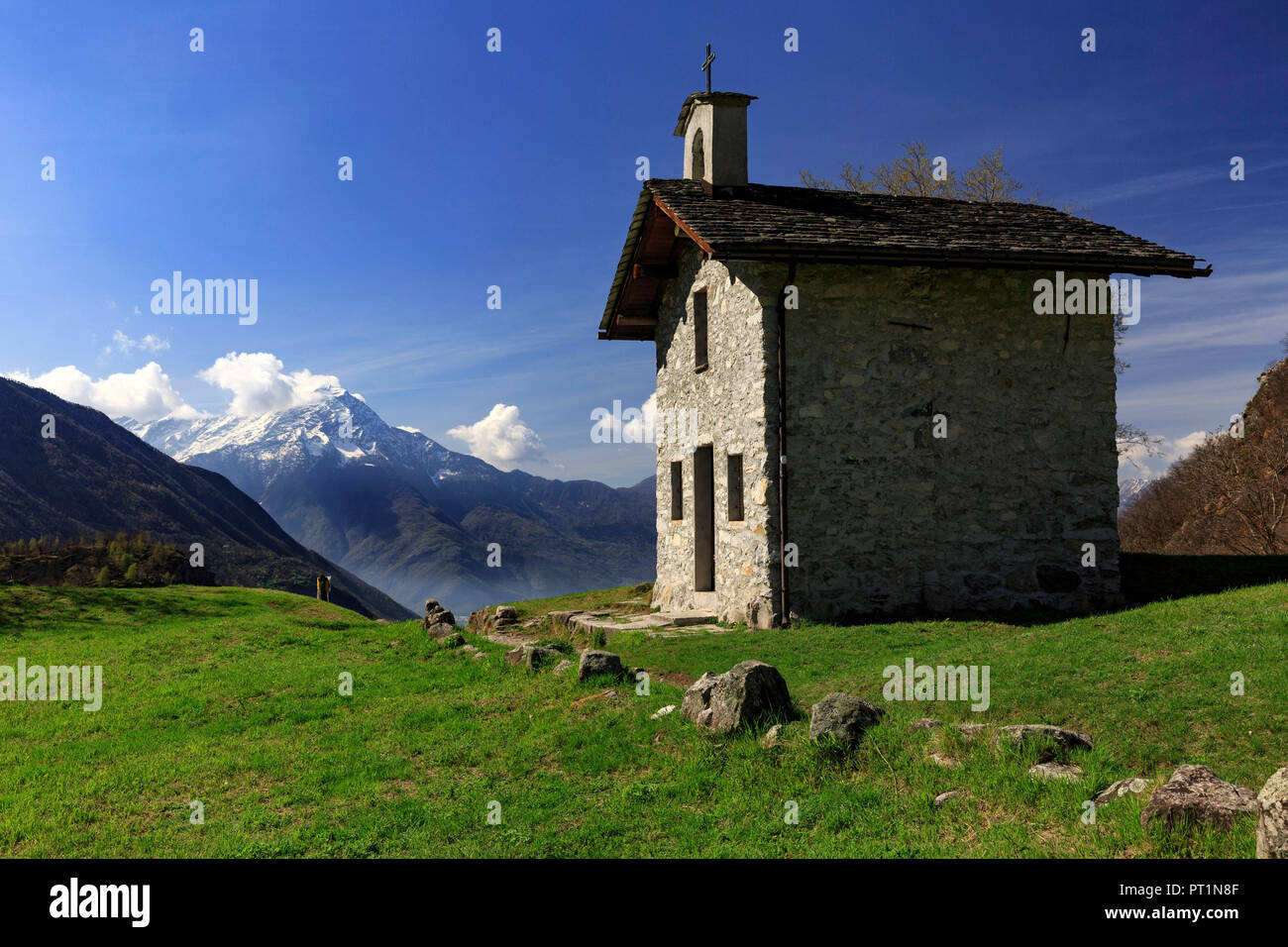 Wenig alpine Kirche an Avede Dorf im Val Codera mit Monte Legnone Berg im Hintergrund, Valchiavenna, Provinz Sondrio, Lombardei, Italien Stockfoto