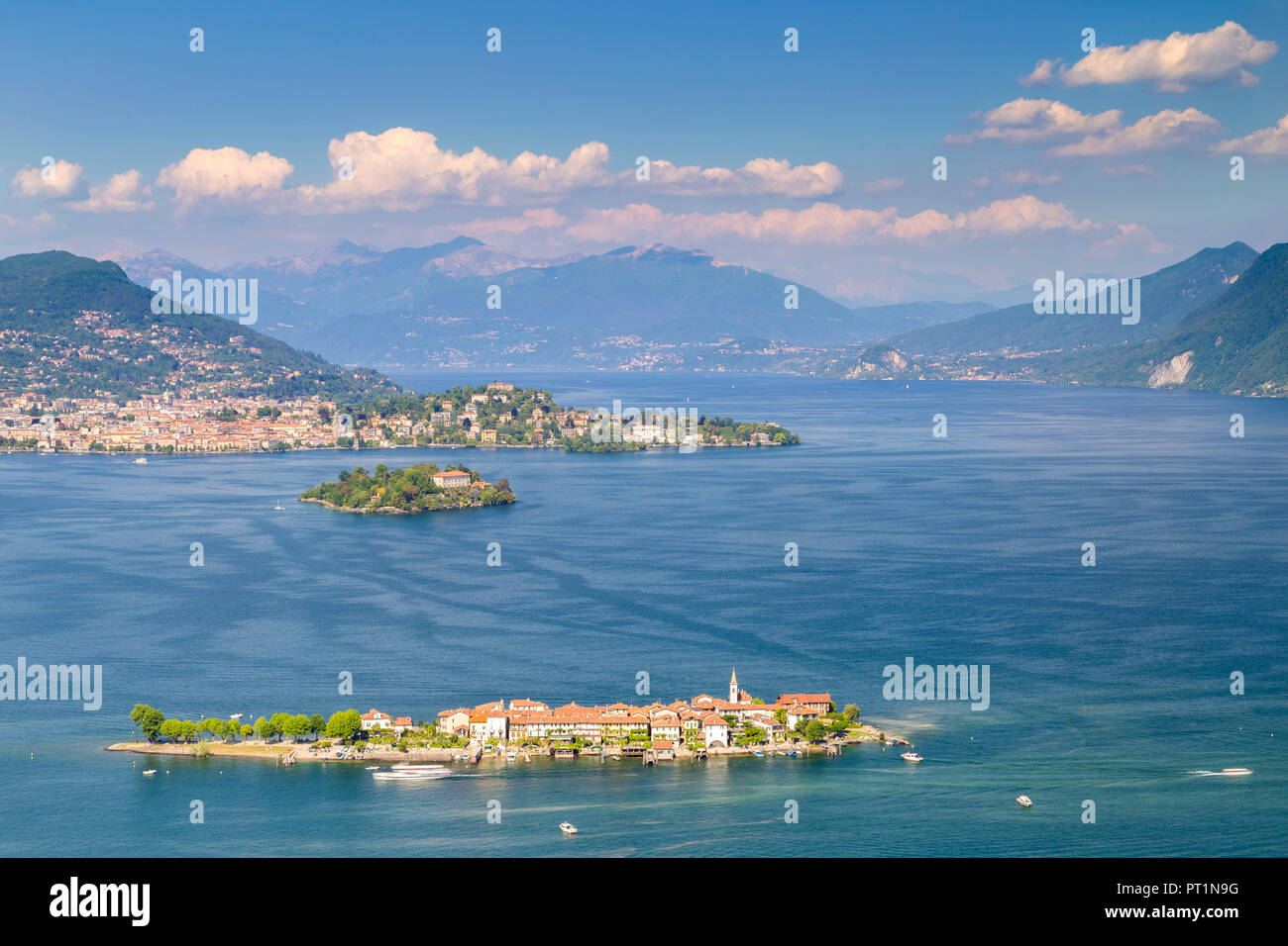 Blick auf die Isola Pescatori, Isola Madre und Pallanza aus der Sicht über Stresa im Frühjahr Tag, Verbano Cusio Ossola, Lago Maggiore, Piemont, Italien, Stockfoto