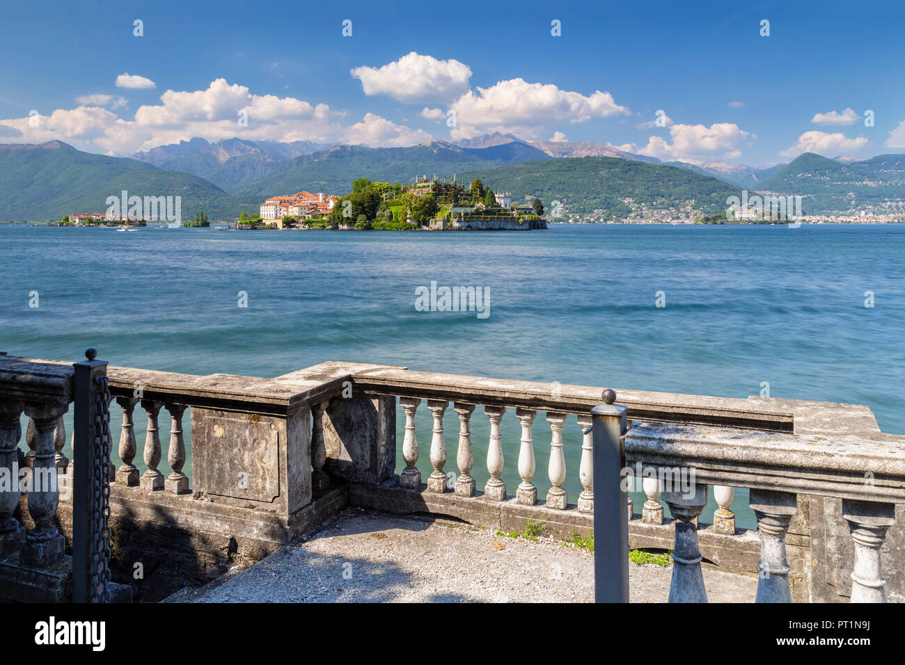 Blick auf die Borromäischen Inseln, die Isola dei Pescatori, Isola Bella und Isola Madre von einem Balkon direkt am Seeufer von Stresa in einem Frühling, Verbano Cusio Ossola, Lago Maggiore, Piemont, Italien, Stockfoto