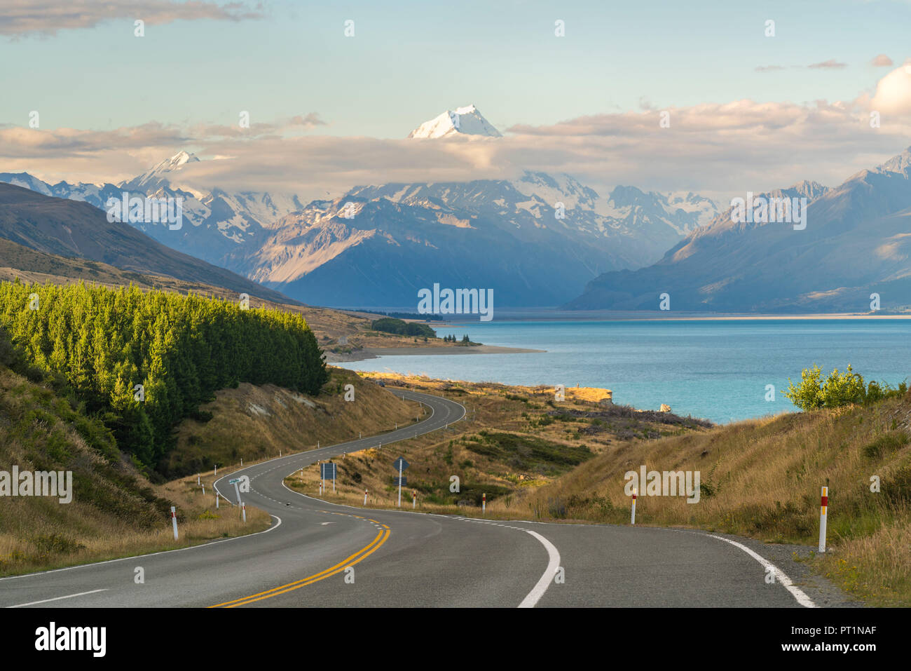 Straße neben Lake Pukaki mit Blick in Richtung Mt. Cook, Ben Ohau, Mackenzie Bezirk, Region Canterbury, Südinsel, Neuseeland, Stockfoto