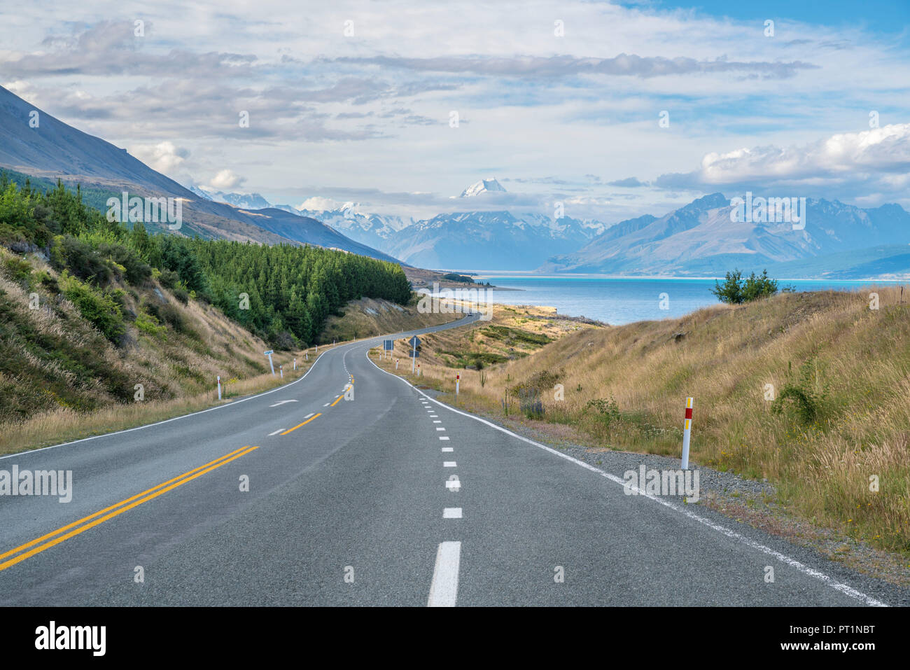 Straße neben Lake Pukaki mit Blick in Richtung Mt. Cook, Ben Ohau, Mackenzie Bezirk, Region Canterbury, Südinsel, Neuseeland, Stockfoto