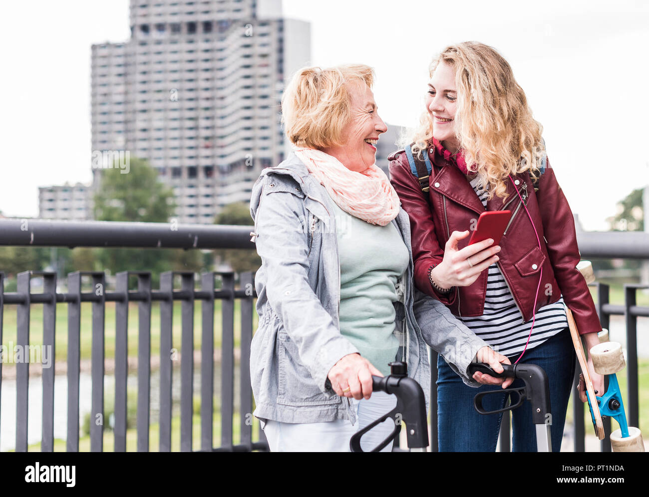 Großmutter und Enkelin Spaß zusammen Stockfoto