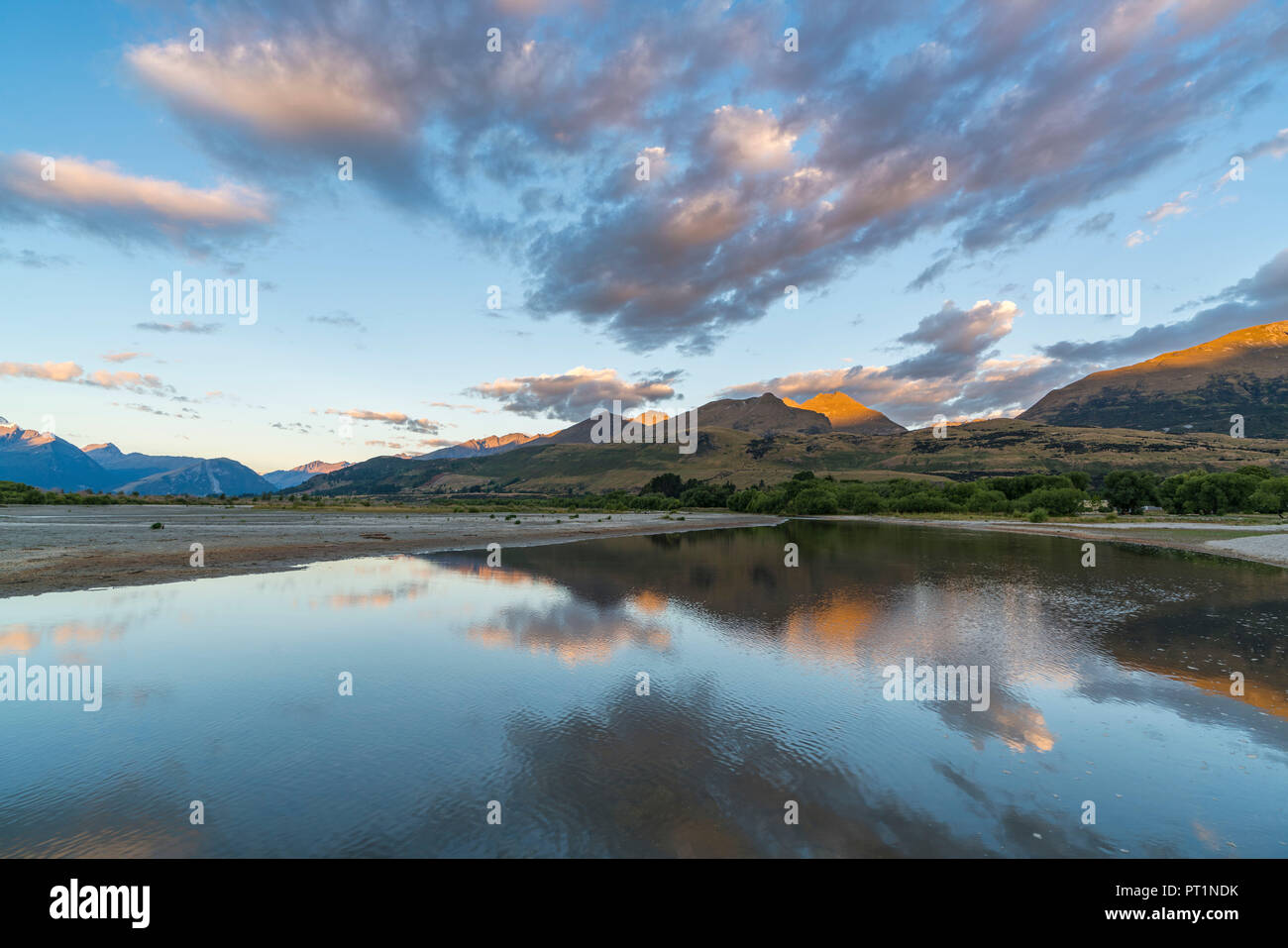 Wolken im Himmel über den Lake Wakatipu und die Berge bei Sonnenuntergang, Glenorchy, Queenstown Lakes District, Region Otago, Südinsel, Neuseeland, Stockfoto