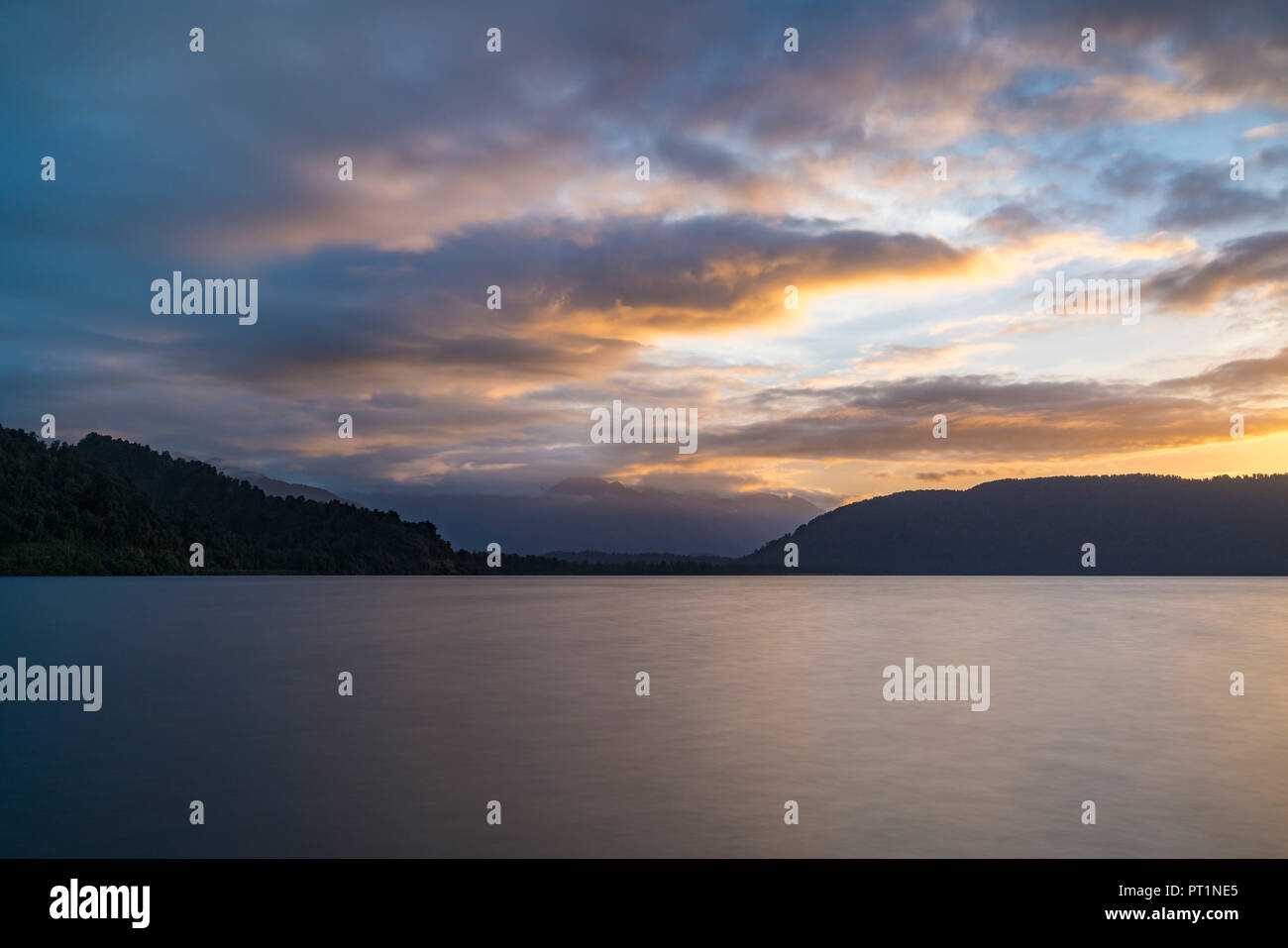 Lake Mapourika bei Sonnenuntergang, Waiho, Westland District, West Coast Region, South Island, Neuseeland, Stockfoto