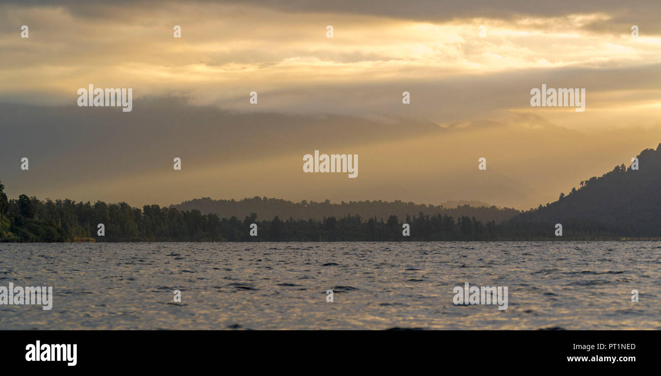 Lake Mapourika bei Sonnenuntergang, Waiho, Westland District, West Coast Region, South Island, Neuseeland, Stockfoto