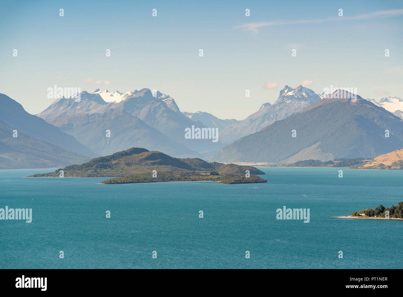 Blick von der Bennets Bluff Lookout auf Lake Wakatipu, Schwein und Pigeon Islands und Mount Aspiring NP, Mount Creighton, Queenstown Lakes District, Region Otago, Südinsel, Neuseeland, Stockfoto