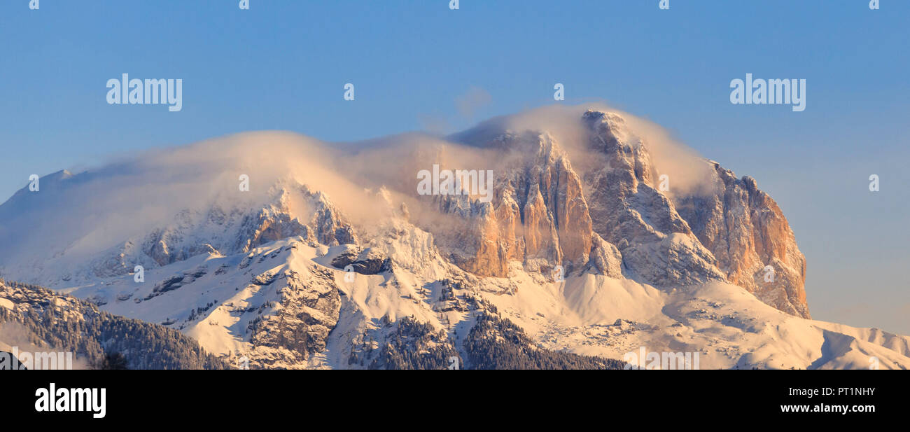 Langkofel und Plattkofel Peaks bei Sonnenaufgang, Moena, Val di Fassa, Trentino, Italien, Stockfoto