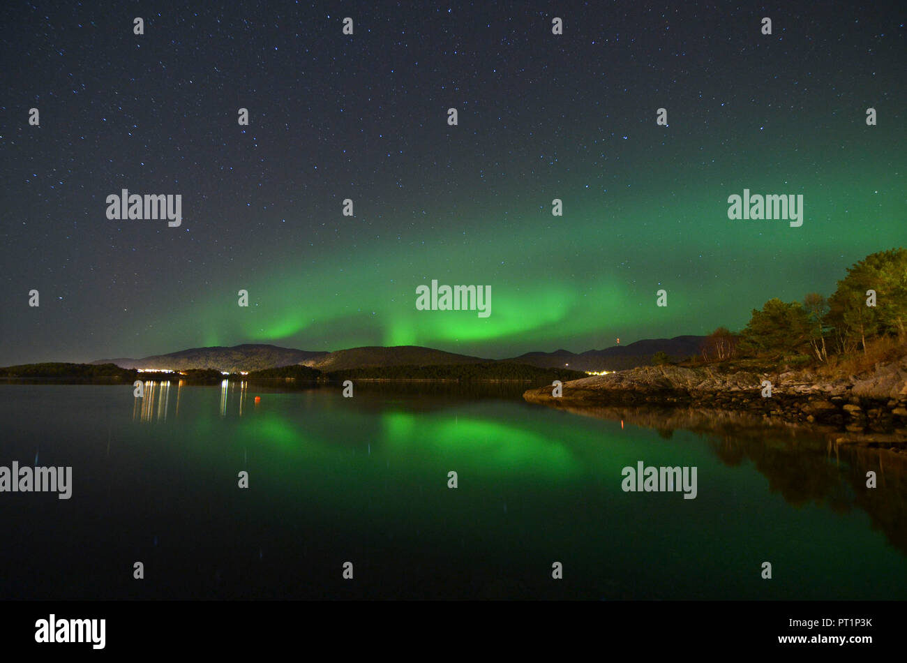 Eine friedliche Aurora Nacht in Alesund, Vestlandet, Mehr og Romsdal County, Norwegen, Europa, Stockfoto