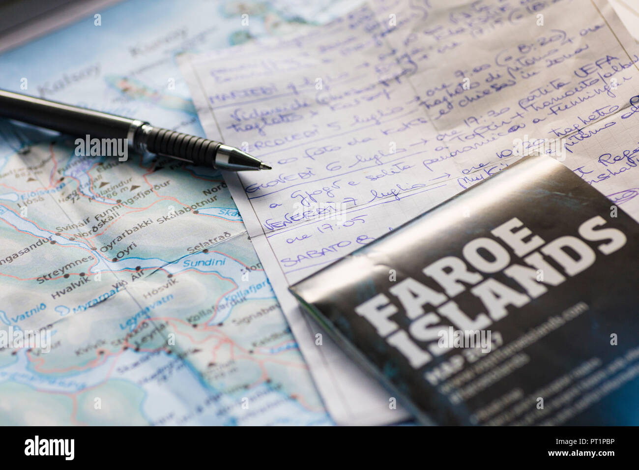 Notizen und Karte von den Färöer Inseln auf dem Tisch für die Planung der Reise Stockfoto