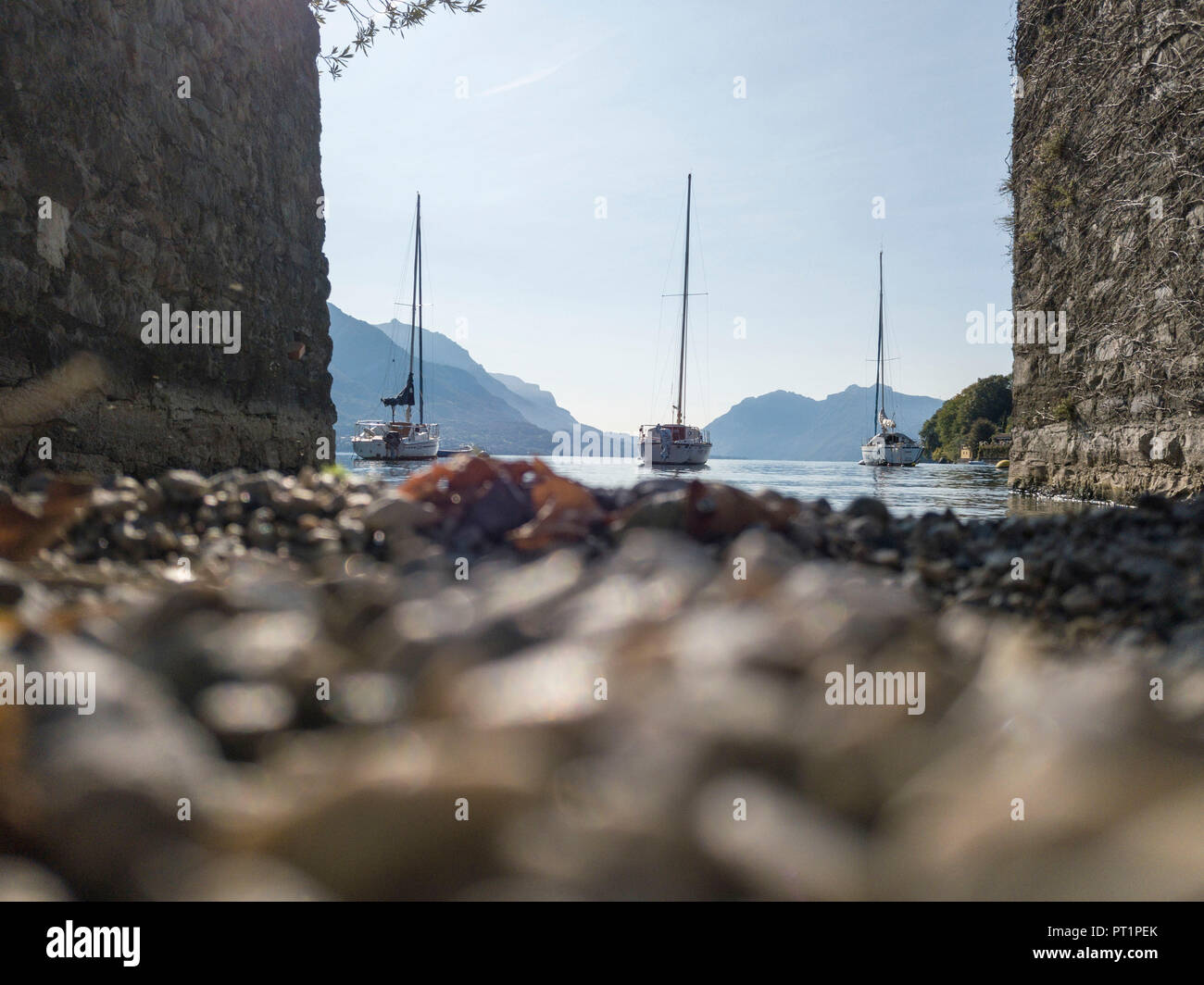 Segelboote in den ruhigen Wasser des Comer Sees, Pescallo, Bellagio, Provinz Como, Lombardei, Italien Stockfoto