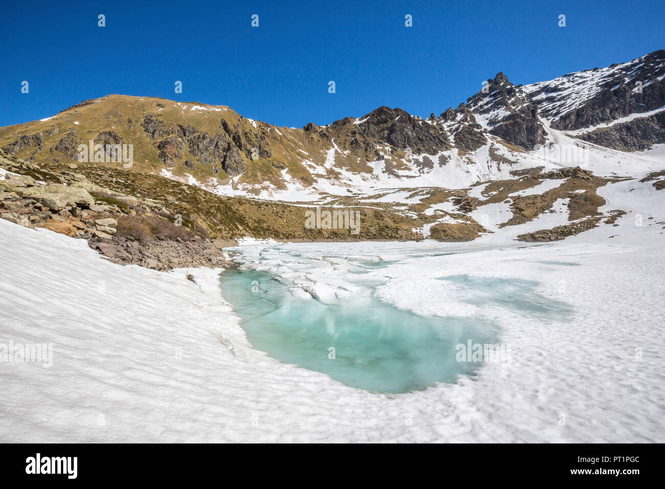 Die Feder Tauwetter offenbart das türkisfarbene Wasser von Laj dal Teo Puschlav Kanton Graubünden Schweiz Stockfoto